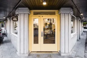 옐로우 도어가 반기는 피치스프링스 카페 외관